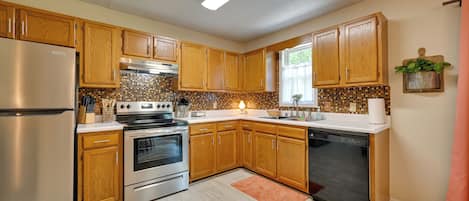 Huis (2 Bedrooms) | Privékeuken | Een microgolfoven, een oven, een kookplaat, een vaatwasser