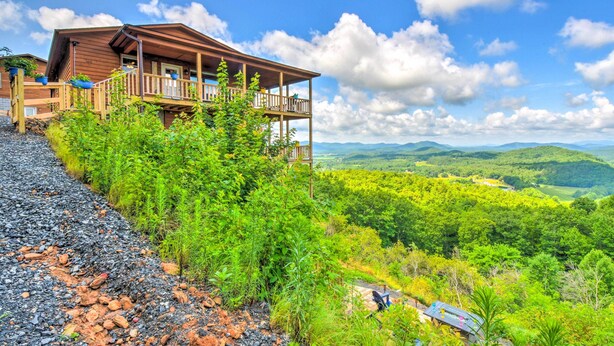 A wooden cabin with a balcony, surrounded by lush greenery and a mountainous landscape. - 'mountain Sky Escape' Murphy Cabin w/ Mtn Views (Murphy)