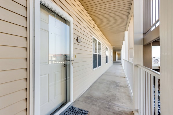 Apartment (3 Bedrooms) | Interior - Lakefront Condo w/ Pool Access in Osage Beach! (Osage Beach)