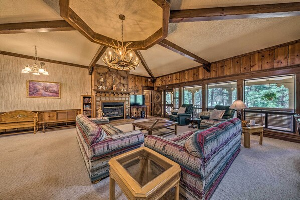 Interior - House of Angels Retreat w/ Deck Near Winter Park (Ruidoso)