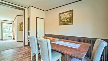 House (5 Bedrooms) | Interior