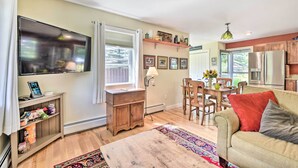 Unclassified image, 4 of 26, button - Sunny Morristown Home - Walk to Restaurants! (Morrisville)