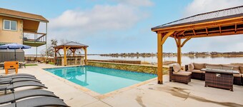 Hot Tub & Sauna: Lakefront Wichita Falls Home!