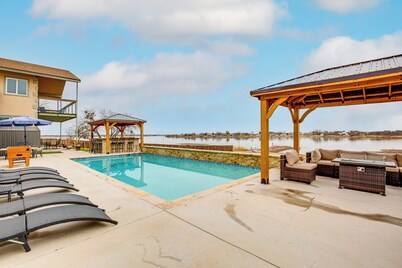 Hot Tub & Sauna: Lakefront Wichita Falls Home!