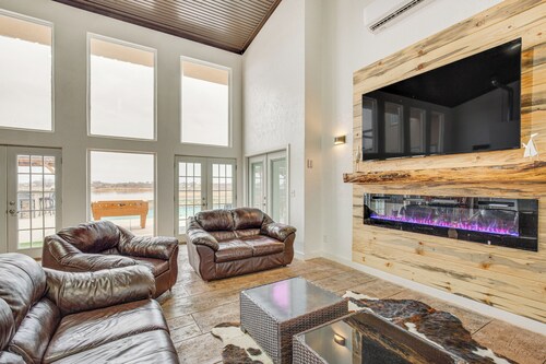 Hot Tub & Sauna: Lakefront Wichita Falls Home!