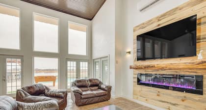 Hot Tub & Sauna: Lakefront Wichita Falls Home!