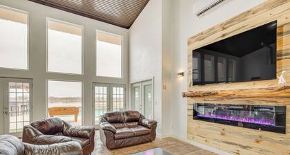 Hot Tub & Sauna: Lakefront Wichita Falls Home!