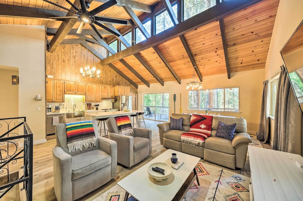 Pine Mountain Cabin w/ Hot Tub, 2 Mins to Marina! - Groveland, CA