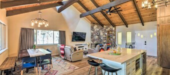 Pine Mountain Cabin w/ Hot Tub, 2 Mins to Marina!