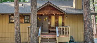 Pine Mountain Cabin w/ Hot Tub, 2 Mins to Marina!