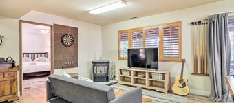 Pine Mountain Cabin w/ Hot Tub, 2 Mins to Marina!