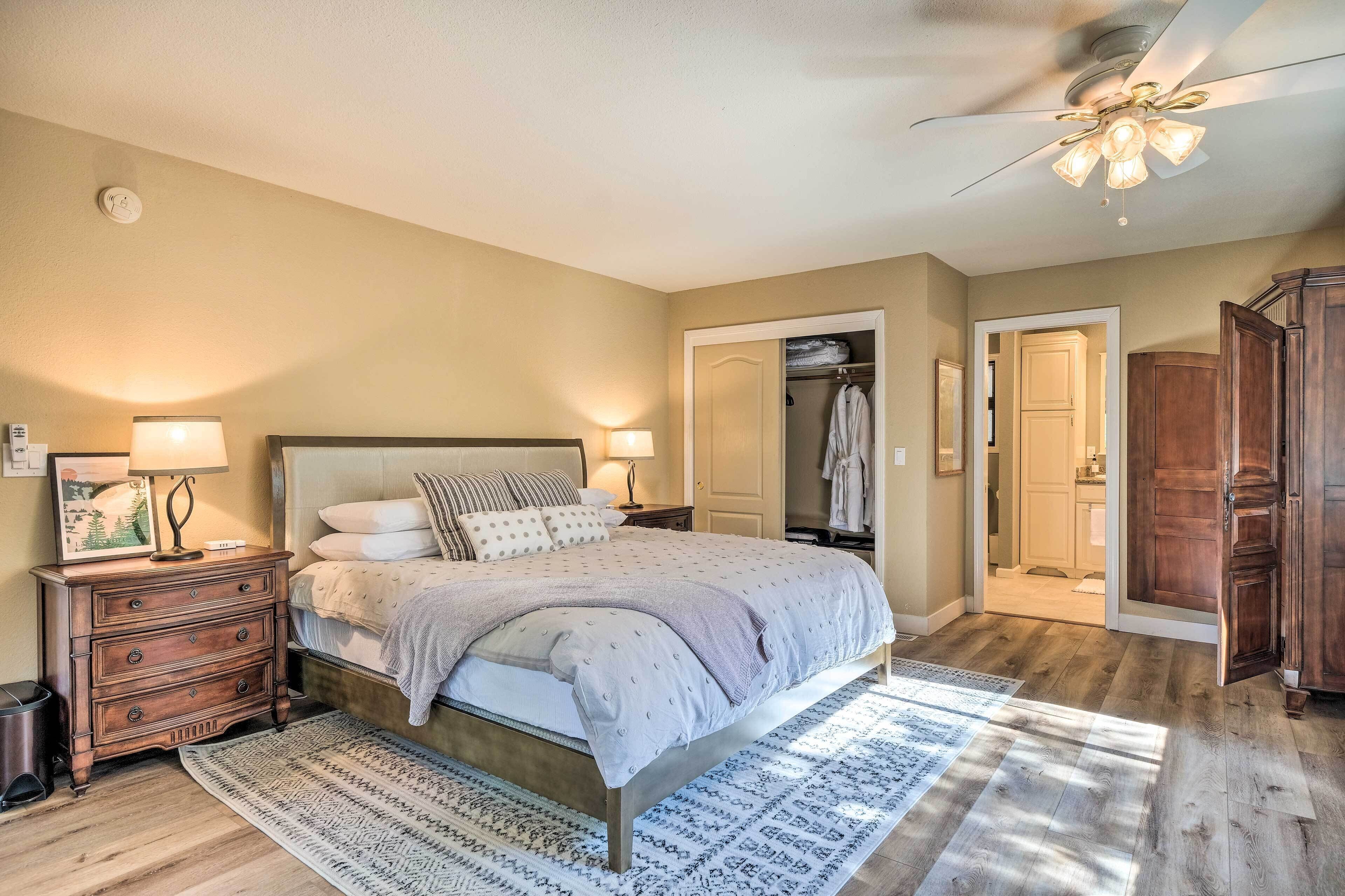 Pine Mountain Cabin w/ Hot Tub, 2 Mins to Marina!