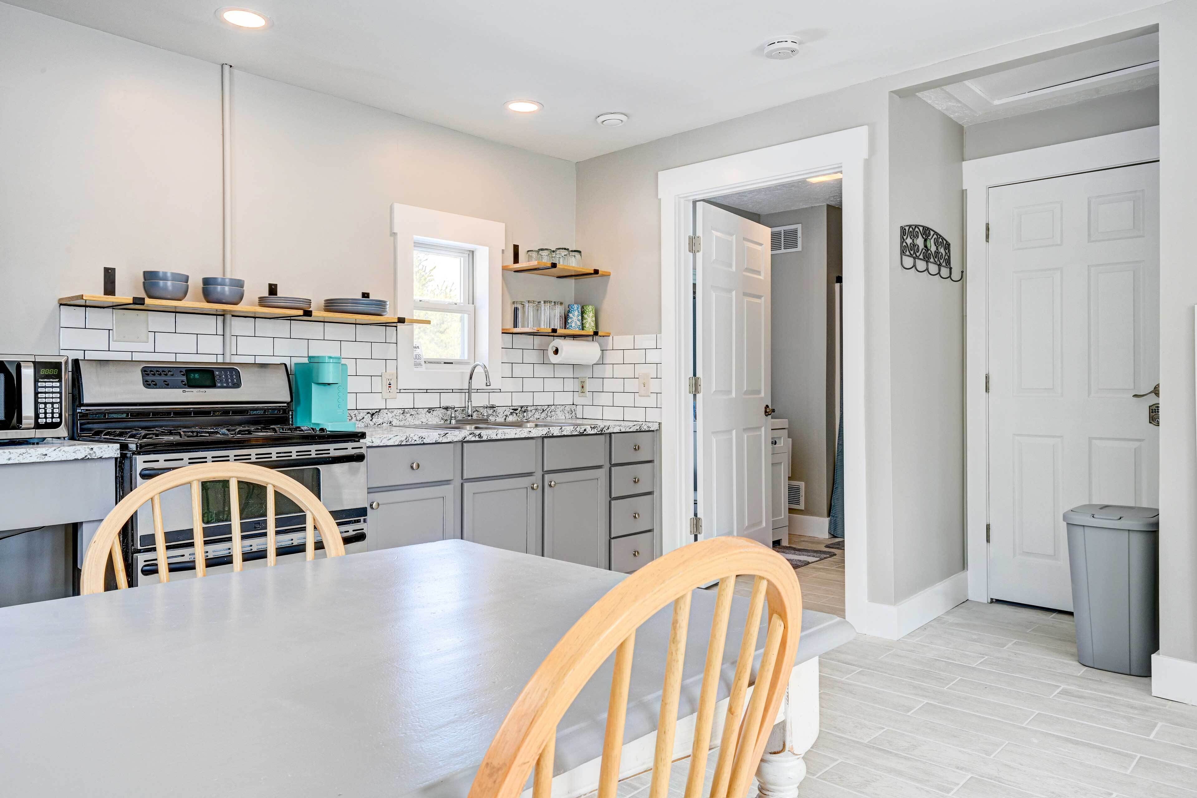 Microwave, oven, kompor, dan peralatan masak/sendok-piring