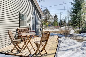 Outdoor dining - Charming Alger Retreat ~ 2 Mi to Skidway Lake (Alger)