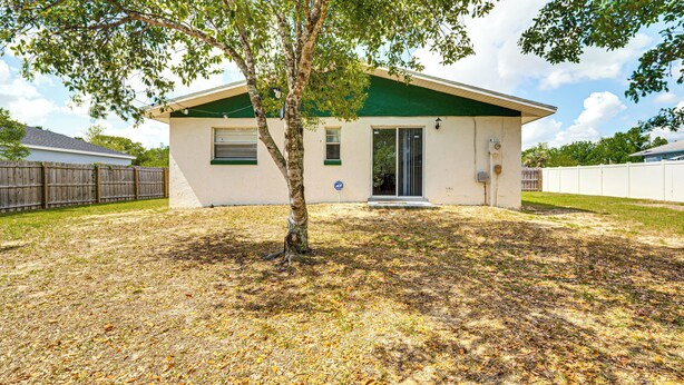 Einbungalow mit Gründach und kleiner Veranda.