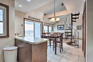 Interior - 1 Mi to Dining! Lakeside Group Getaway in Ozarks (Osage Beach)