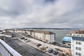 Apartment (3 Bedrooms) | Interior - 1 Mi to Shops & Dining: Idyllic Lakeside Getaway! (Osage Beach)