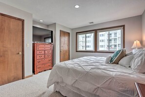 Apartment (3 Bedrooms) | Interior - 1 Mi to Dining! Lakeside Group Getaway in Ozarks (Osage Beach)
