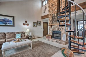 Apartment (3 Bedrooms) | Interior - 1 Mi to Shops & Dining: Idyllic Lakeside Getaway! (Osage Beach)