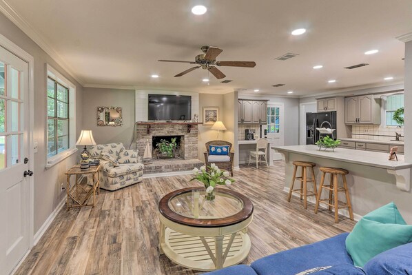 House (3 Bedrooms) | Living area | TV, fireplace, books