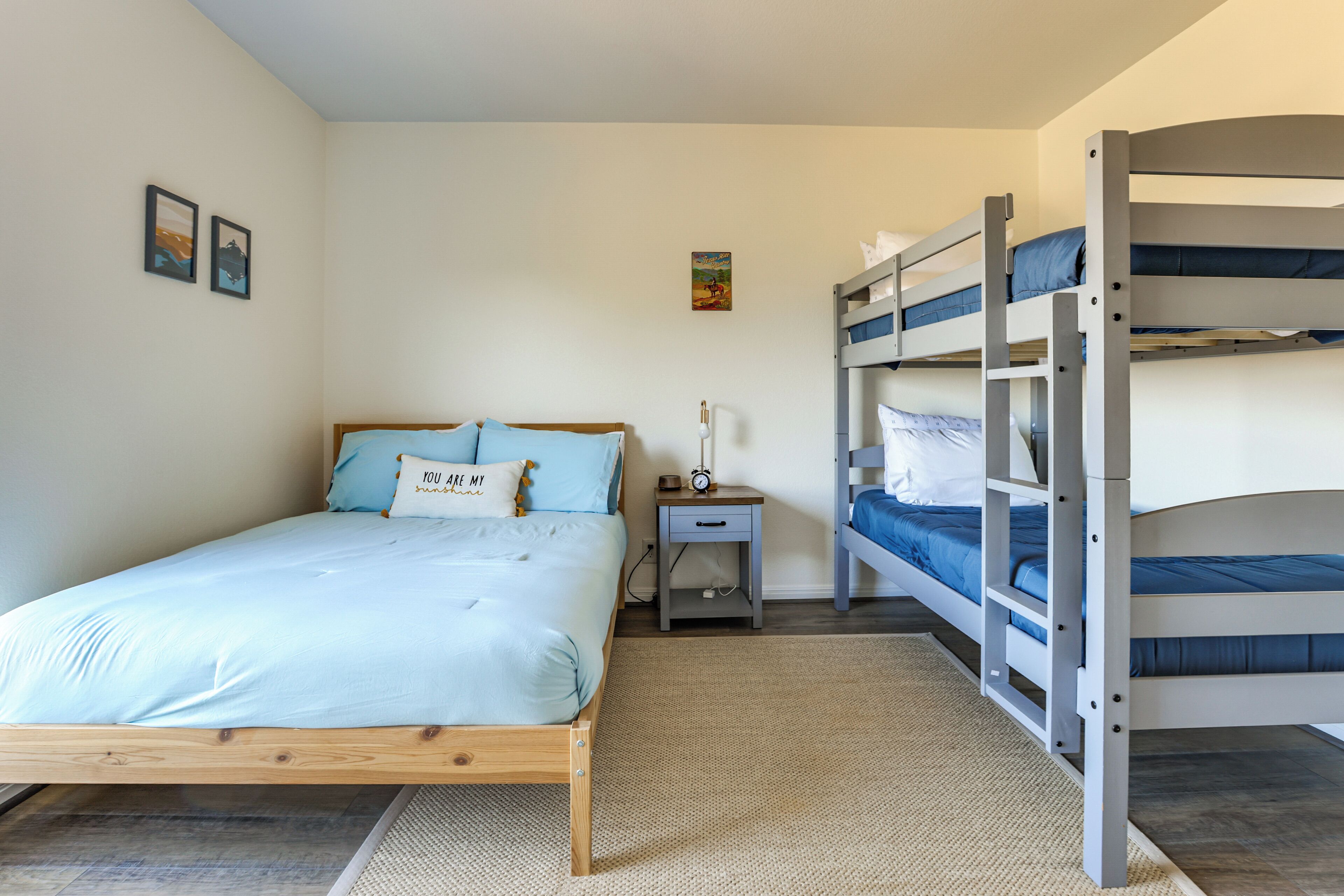 Ein Schlafzimmer mit einem Einzelbett, einem Nachttisch und einem Etagenbett.