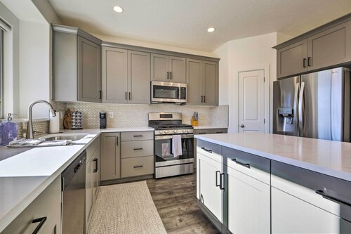 Patio, Games & Pool Access: Washington Gem!