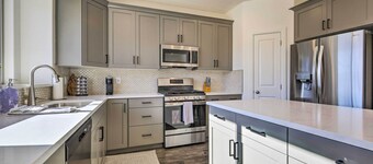 Patio, Games & Pool Access: Washington Gem!