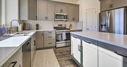 Patio, Games & Pool Access: Washington Gem!