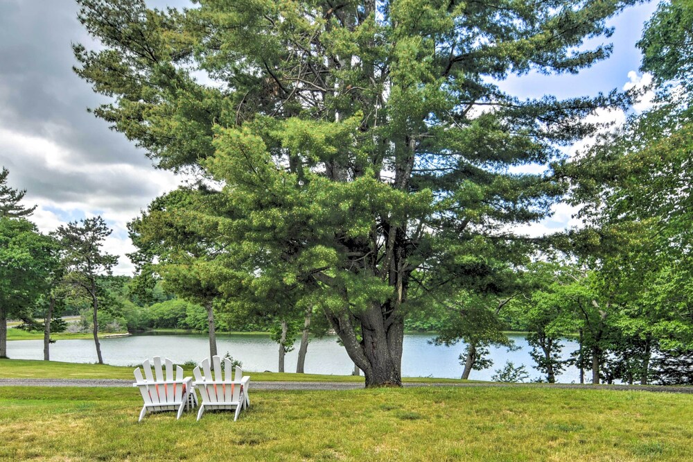 Serene Cottage w/ Water View - 3 Mi to Town!