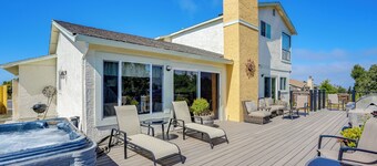 Vallejo Home w/ Spacious Deck, Hot Tub & Views