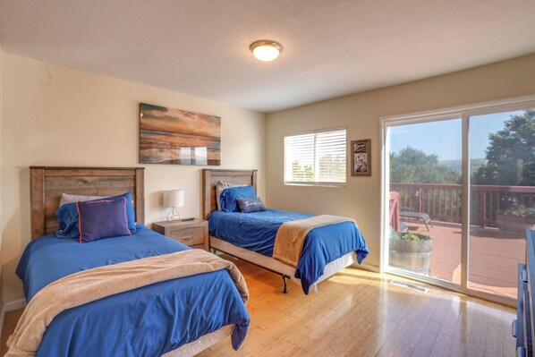 Interior - Vallejo Home w/ Spacious Deck, Hot Tub & Views (Vallejo)