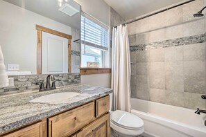 Interior - 1 Mi to Downtown Loveland: Cozy Getaway! (Loveland)