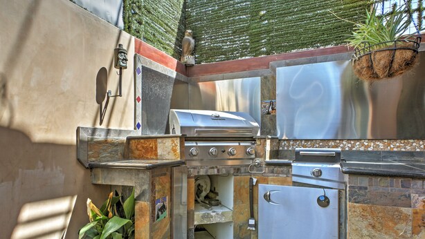 Property grounds - Unique Long Beach House w/ Patio, Grill & Balcony (Long Beach)