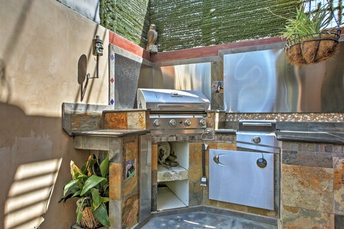 Unique Long Beach House w/ Patio, Grill & Balcony