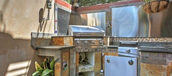 Unique Long Beach House w/ Patio, Grill & Balcony