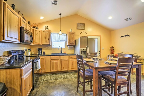 The Bunkhouse At Rolling Meadows Ranch W/ Grill! - Yale, OK