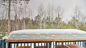 A wooden deck with a snow-covered table and two benches. - Biwabik Vacation Rental Near Giants Ridge! (Aurora)