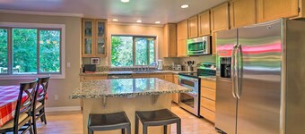 Beautiful Wine Country Home w/ Hot Tub & Lake View