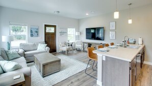 Apartment (2 Bedrooms) | Front of property - Riverfront Sheboygan Townhome w/ Grill! (Sheboygan)