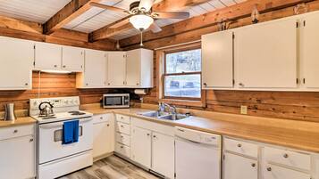 House (4 Bedrooms) | Private kitchen | Microwave, oven, stovetop, dishwasher
