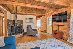 TV, video-game console - Cozy Alpine Lake Cabin w/ Pool & Lake Access! (Terra Alta)