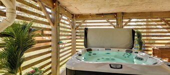 Hot Tub & Fire Pit: Outer Banks Family Getaway!