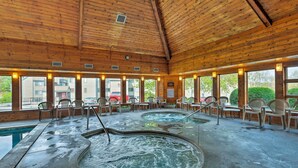 Ein überdachter Poolbereich mit Holzdecken, mehreren Whirlpools und Sitzgelegenheiten.