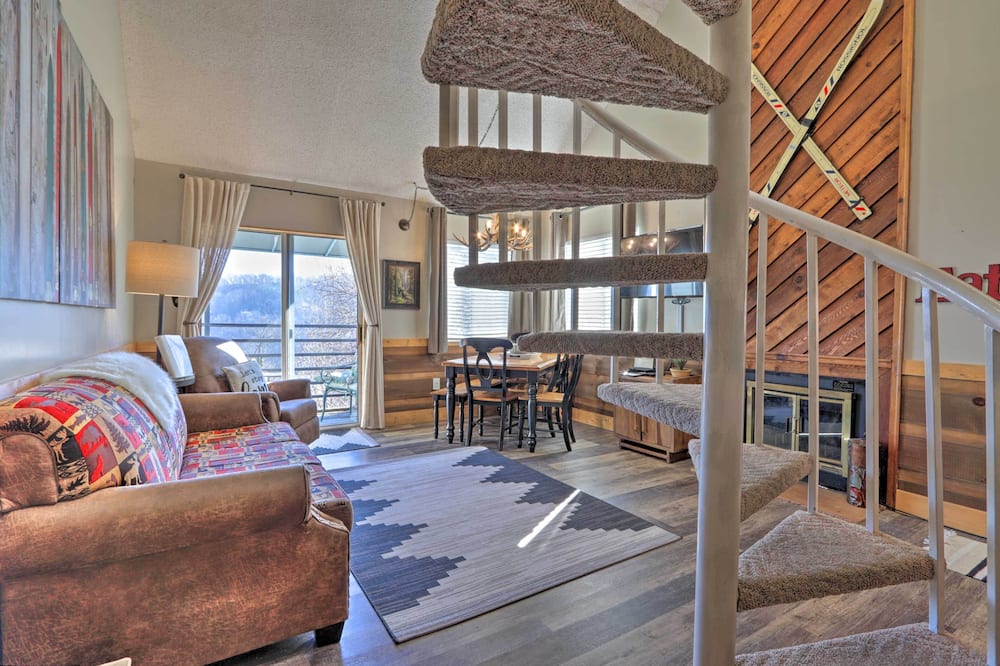4 Mi to Natl Park: Mtn-view Gatlinburg Retreat!