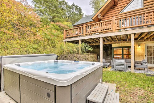 Splendid Family Cabin w/ Hot Tub & Grill!