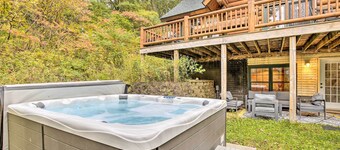 Splendid Family Cabin w/ Hot Tub & Grill!