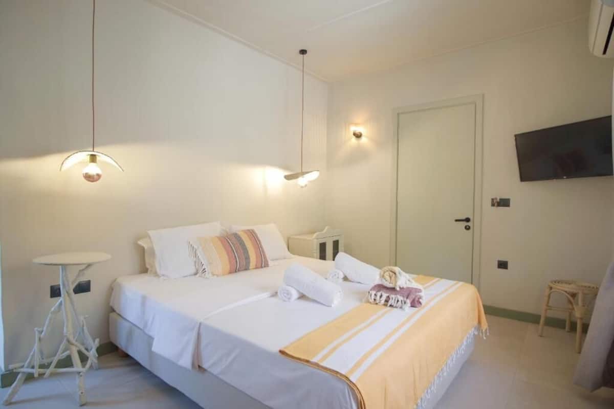 Superior Double Room with Patio | Soundproofing, free WiFi, bed sheets