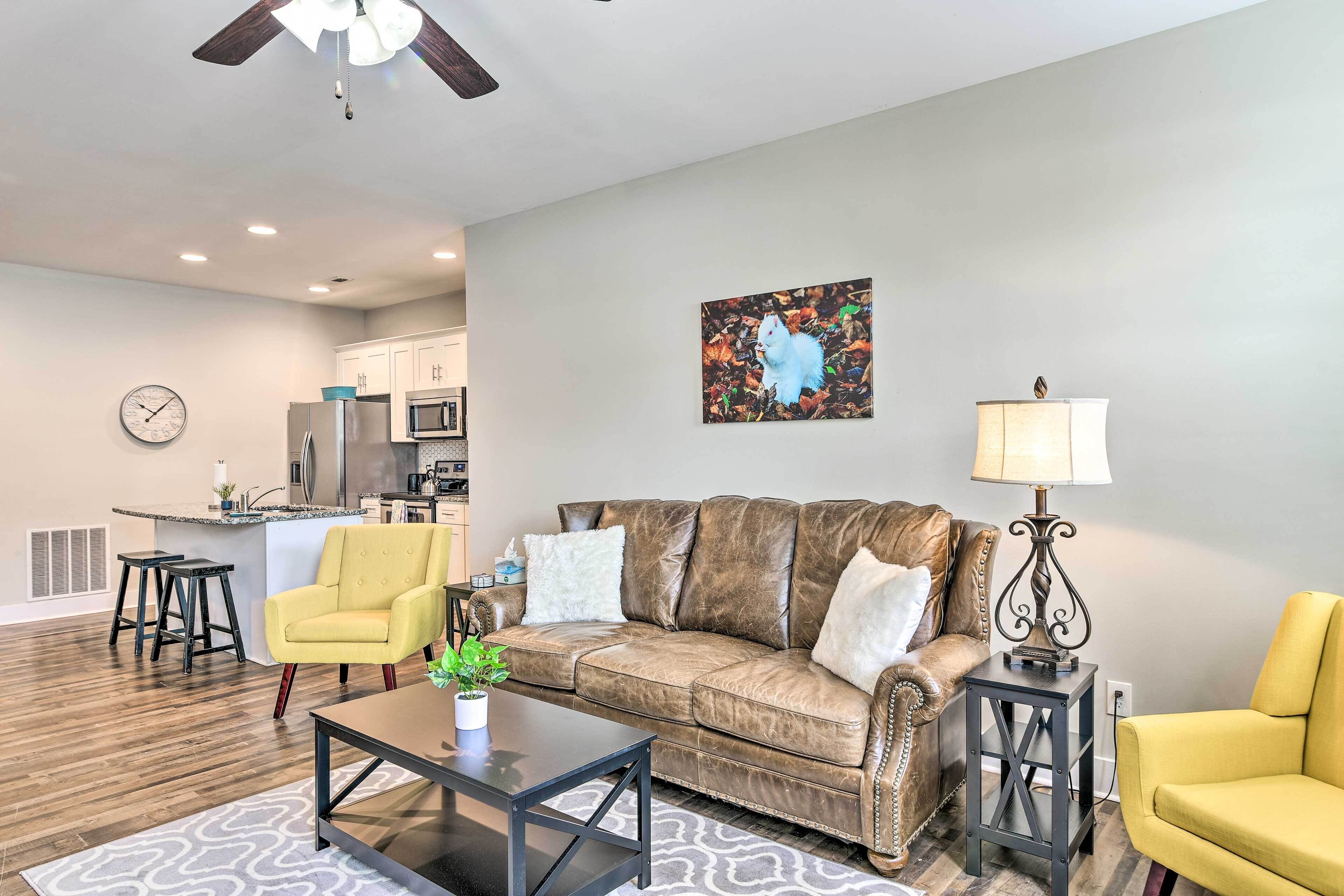 Apartment (3 Bedrooms) | Living area