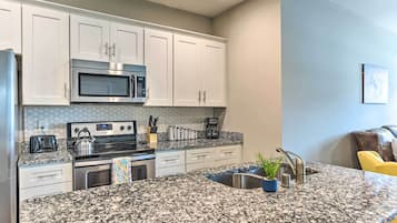 Apartemen (3 Bedrooms) | Dapur pribadi | Microwave, oven, kompor, dan mesin pencuci piring