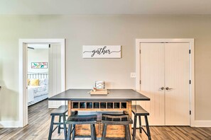 Dining - Bowling Green Apartment in the Heart of Town! (Bowling Green)